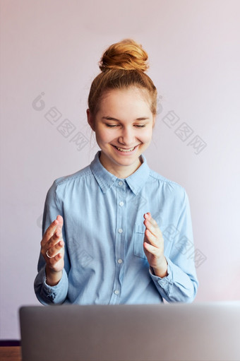 年轻的女人学生有类学习在线看教训远程听教授会说话的与同学们视频调用从首页在检疫年轻的女孩使用移动PC坐着桌子上