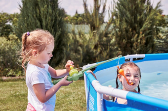 孩子们玩池与钓<strong>鱼杆</strong>玩具首页花园孩子们有有趣的玩在一起夏天阳光明媚的一天孩子们玩与钓<strong>鱼杆</strong>玩具池首页花园