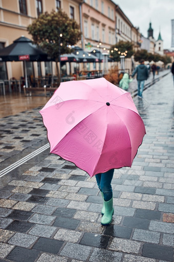 小女孩隐藏<strong>后面</strong>大粉红色的伞走市中心多雨的悲观的秋天一天孩子隐藏<strong>后面</strong>大粉红色的伞走市中心多雨的悲观的秋天一天
