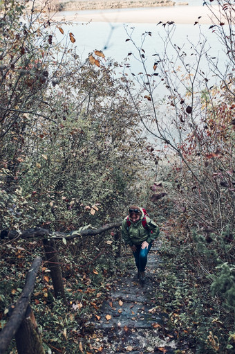 女人会楼上徒步<strong>旅行</strong>路径在<strong>旅行</strong>秋天活跃的中间岁的女人与背包积极支出秋天的季节女人会楼上徒步<strong>旅行</strong>路径在<strong>旅行</strong>秋天