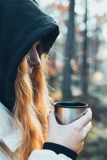 <strong>女人</strong>罩有打破在秋天旅行持有杯与热喝从热水瓶瓶秋天冷一天活跃的女孩流浪的<strong>森林</strong>积极支出时间<strong>女人</strong>罩有打破在秋天旅行持有杯与热喝从热水瓶瓶秋天冷一天