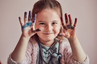小女孩学龄前儿童显示画色彩鲜艳的手孩子有有趣的使邮票表纸与画手在艺术类的教室