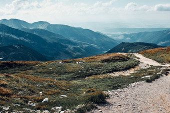 年轻的男人。与背包徒步旅行山积极支出夏天假期塔特拉山山景观风景优美的视图山岩石山峰山坡上山和山谷覆盖与草mugo松和树塔特拉山山景观风景优美的视图山岩石山峰山坡上山和山谷