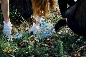 年轻的男人。和女人清洁森林志愿者挑选塑料浪费袋概念塑料污染和太许多塑料浪费<strong>环境</strong>问题<strong>环境</strong>损害责任为<strong>环境</strong>真正的人真实的的情况下