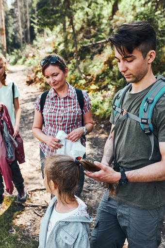 家庭与背包徒步旅行山积极支出夏天假期在一起走下来森林路径活跃的人支出时间在户外森林家庭与背包徒步旅行山积极支出夏天假期在一起