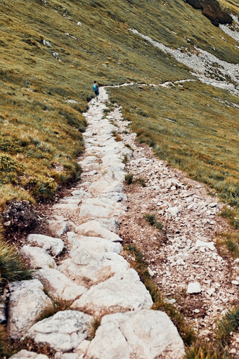 年轻的男人。与背包徒步旅行山积极<strong>支出</strong>夏天假期后视图少年走下来从前山谷沿着山小径年轻的男人。与背包徒步旅行山积极<strong>支出</strong>夏天假期