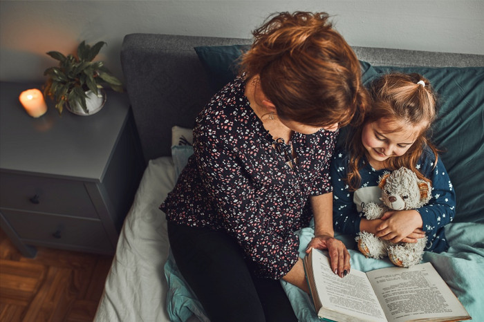 妈妈。阅读书她的女儿床上之前会睡眠阅读故事之前睡眠睡觉前故事为孩子