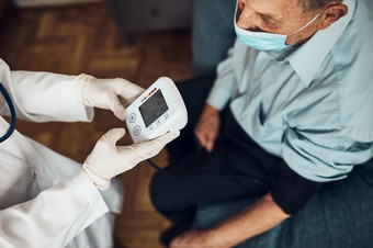 医生卡里出血压力测试和心率高级男人。检查健康条件老病人痛苦从动脉高血压