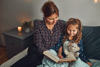 妈妈。阅读书她的女儿床上之前会睡眠阅读故事之前睡眠睡觉前故事为孩子
