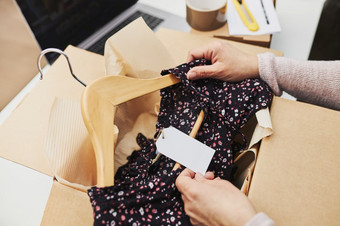 业务老板包装在线订单交付客户准备包裹盒子与衣服产品从在线商店