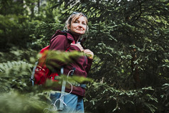 女人与背包徒步旅行森林积极支出夏天假期关闭自然女人走路径在树