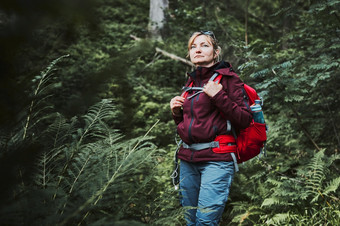 女人与背包徒步旅行森林积极支出夏天假期关闭自然女人走路径在树