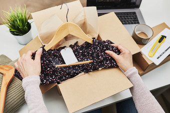 业务老板包装在线订单交付客户准备包裹盒子与衣服产品从在线商店