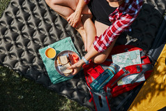 女人有早餐坐着帐篷野营女积极支出夏天假期关闭自然在户外概念营生活