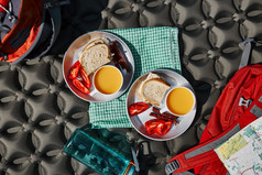 早餐野营在户外盘子与三明治户外席概念营生活