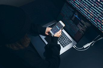 网络安全威胁年轻的女人使用电脑和编码<strong>互联网</strong>和网络安全偷私人<strong>信息</strong>人使用<strong>技术</strong>偷密码和私人数据网络攻击犯罪