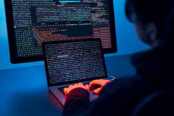 男人。使用电脑和编程打破代码网络安全威胁互联网和网络安全偷<strong>私人</strong>信息人使用技术偷密码和<strong>私人</strong>数据网络攻击犯罪