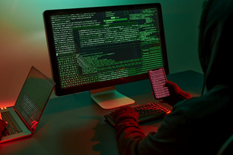 匿名人使用电脑和编程打破<strong>代码</strong>网络安全威胁互联网和网络安全访问私人信息匿名<strong>黑客</strong>使用技术访问密码和加密数据网络攻击