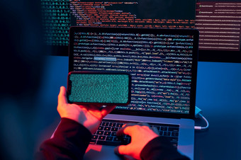 男人。使用电脑和编程打破代码网络安全威胁互联网和网络安全偷私人信息人使用技术偷密码和私人数据网络攻击犯罪