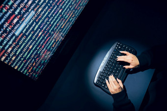 网络<strong>安全</strong>威胁年轻的女人使用电脑和编码互联网和网络<strong>安全</strong>偷私人<strong>信息</strong>人使用技术偷密码和私人数据网络攻击犯罪