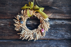 花环金耳朵小麦干花和草本植物系与红色的丝带挂木墙自然乡村装饰