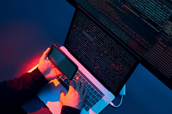 男人。使用电脑和编程打破<strong>代码</strong>网络安全威胁互联网和网络安全偷私人信息人使用技术偷密码和私人数据网络攻击犯罪