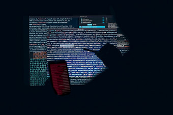 男人。使用电脑和编程打破代码网络安全威胁互联网和网络安全偷私人信息人使用技术偷密码和私人数据网络攻击犯罪