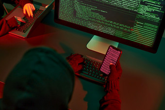 匿名人使用电脑和编程打破代码网络安全威胁互联网和网络安全访问私人信息匿名黑客使用技术访问密码和加密数据网络攻击