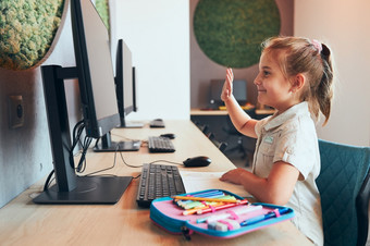 学生litttle<strong>女孩</strong>有视频类远程与她的老师电脑坐着桌子上后学校俱乐部主学校回来学校孩子<strong>使用</strong>技术小学电脑科学教训聪明的小<strong>女孩</strong>学习在线老师教学远程电子学习类学生litttle<strong>女孩</strong>有视频类远程与她的老师电