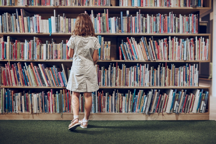 女学生选择书学校图书馆聪明的女孩选择文学为阅读书货架上书店学习从书学校教育好处日常阅读孩子好奇心