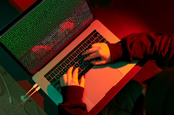 匿名人使用<strong>电脑</strong>和编程打破代码网络安全威胁互联网和网络安全访问私人信息匿名黑客使用<strong>技术</strong>访问密码和加密数据网络攻击