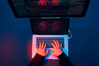 男人。使用电脑和编程打破代码网络安全威胁互联网和网络安全偷<strong>私</strong>人信息人使用技术偷密码和<strong>私</strong>人数据网络攻击犯罪