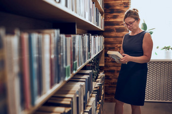 女人阅读书公共图书馆搜索为文学为阅读和学习选择书好处日常阅读书货架上书店