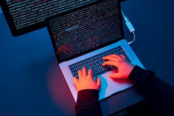 男人。使用电脑和编程<strong>打破</strong>代码网络安全威胁互联网和网络安全偷私人信息人使用技术偷密码和私人数据网络攻击犯罪