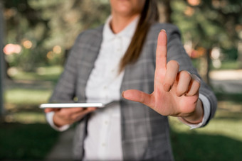 户外场景与业务女人持有腿上前与触摸屏幕户外场景与业务女人持有腿上前与触摸屏幕业务概念与女人户外场景