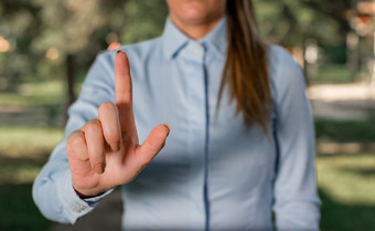 女人蓝色的业务衬衫指出与她的手指成空空间女人蓝色的业务衬衫指出与她的手指成空空间复制空间与指出手指业务概念与女人衬衫