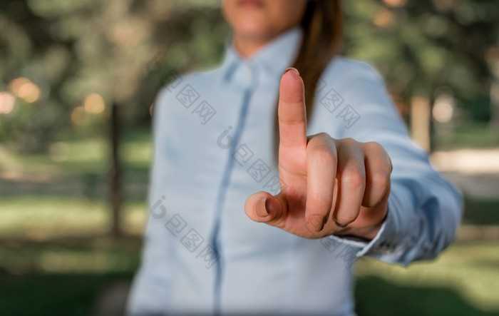 女人蓝色的业务衬衫指出与她的手指成空空间女人蓝色的业务衬衫指出与她的手指成空空间复制空间与指出手指业务概念与女人衬衫