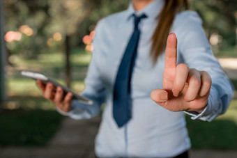 英俊的业务女孩指出与<strong>手指</strong>成空空间英俊的业务女孩指出与<strong>手指</strong>成空空间复制空间与指出<strong>手指</strong>