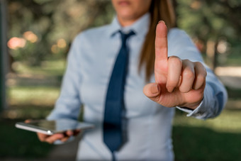 英俊的业务女孩指出与手指成空空间英俊的业务女孩指出与手指成空空间复制空间与指出手指