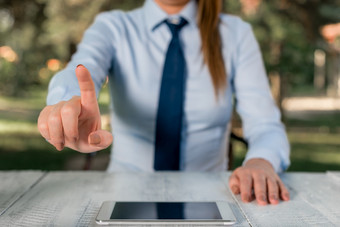 业务概念与女业务人坐着的表格和持有移动电话业务女人概念与移动电话业务概念与女业务人坐着的表格和持有移动电话