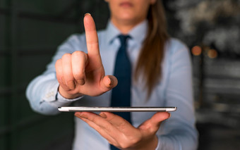 模糊女人的背景指出与手指空空间模糊女人的背景指出与手指空空间复制空间与手指指出业务女人与衬衫和领带的背景