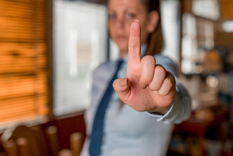 模糊女人的背景指出与<strong>手指</strong>空空间模糊女人的背景指出与<strong>手指</strong>空空间复制空间与<strong>手指</strong>指出业务女人与衬衫和领带的背景