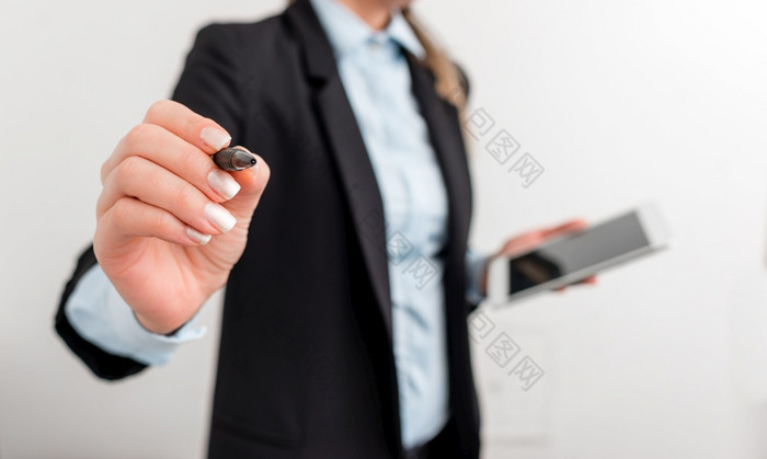 数字业务黑色的套房概念与业务女人业务女人黑色的套房指出与手指空空间为文本消息与手和手指指出数字业务概念与业务女人