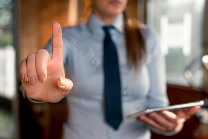 模糊女人的背景指出与手指空空间模糊女人的背景指出与手指空空间复制空间与手指指出业务女人与衬衫和领带的背景