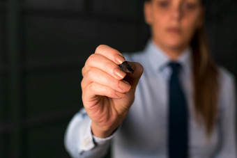 模糊女人的背景指出与手指空空间模糊女人的背景指出与手指空空间复制空间与手指指出业务女人与衬衫和领带的背景