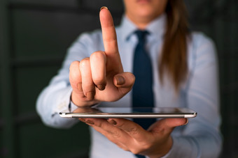 模糊女人的背景指出与手指空空间模糊女人的背景指出与手指空空间复制空间与手指指出业务女人与衬衫和领带的背景