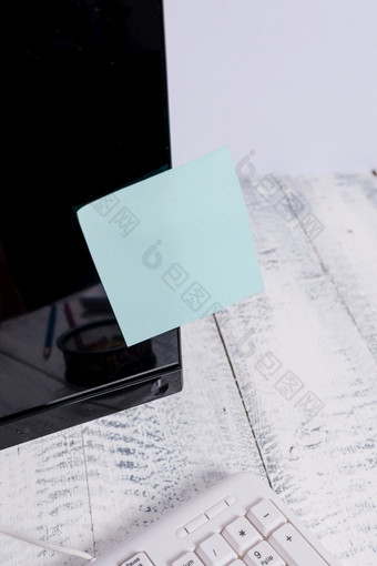 符号纸录音黑色的电脑监控屏幕附近白色键盘符号纸坚持黑色的电脑屏幕附近白色键盘以上的木表格监控放置附近qwerty与蓝色的请注意表录音