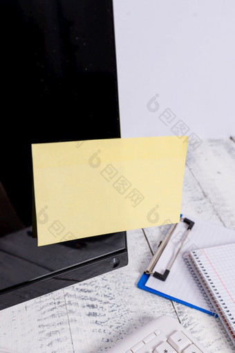 请注意纸录音黑色的电脑屏幕附近键盘和静止的符号纸坚持黑色的电脑屏幕附近白色键盘和静止的以上的木表格监控放置附近写作设备与黄色的请注意表磁带
