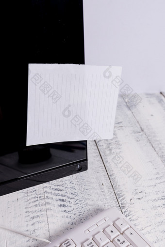 符号纸录音黑色的电脑监控屏幕附近白色键盘符号纸坚持黑色的电脑屏幕附近白色键盘以上的木表格监控放置附近qwerty与白色请注意表录音