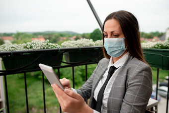 促进健康意识与集医疗预防设备人穿脸面具与外科手术手套显示集医疗预防齿轮为健康风险意识信息